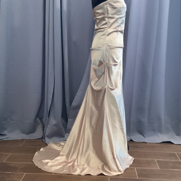 GLAMOROUS STUNNING gold gown w/train NIKI LIVAS size 8.Worn once; dry cleaned. - Picture 3 of 8